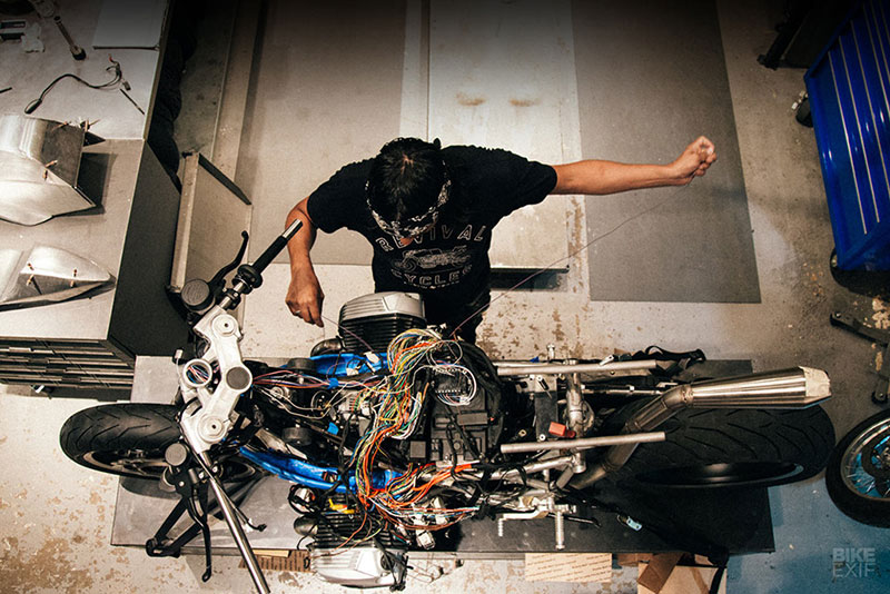 Sự trở lại hoành tráng của BMW R1200S huyền thoại